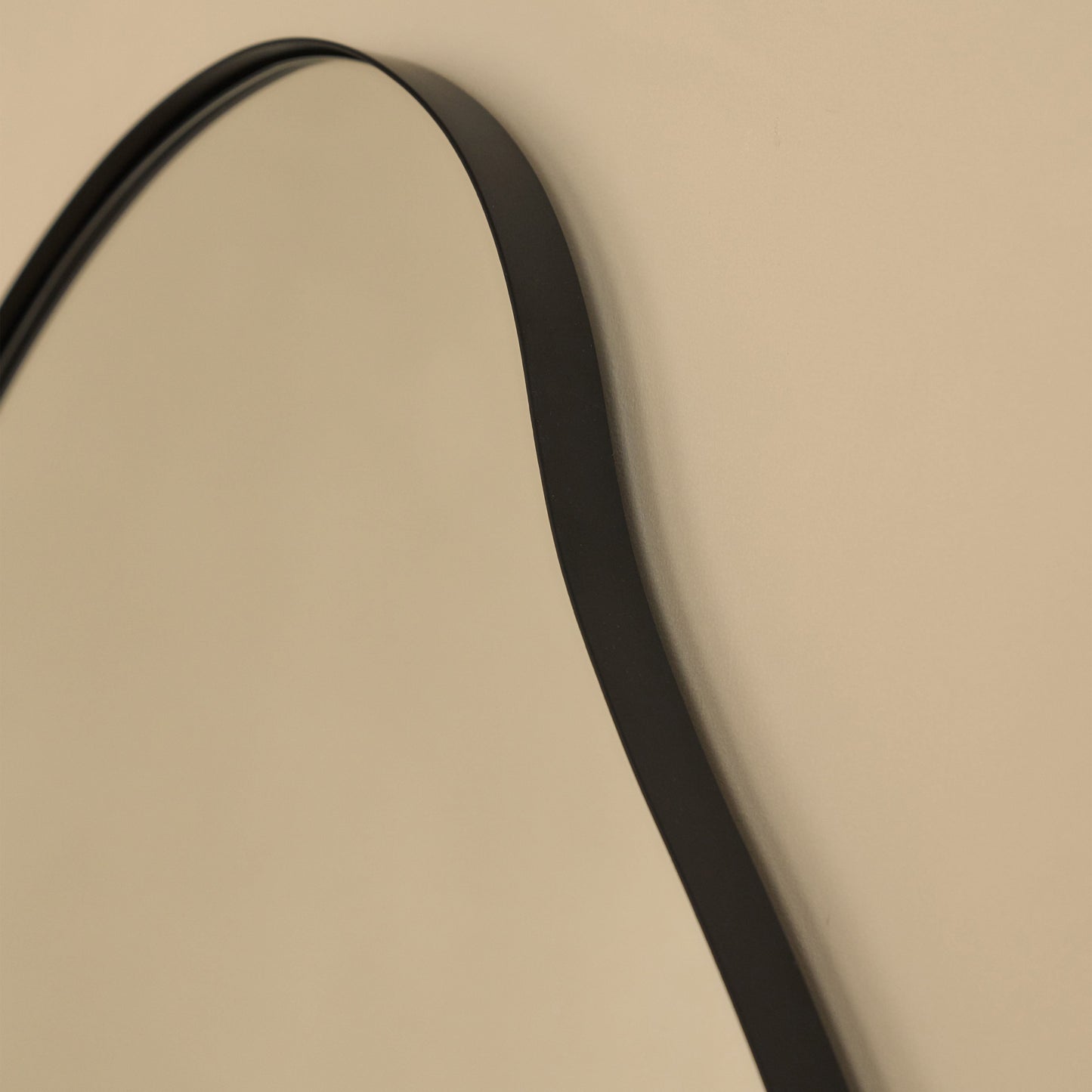 Miroir Mural Ava - Design Organique Irrégulier avec Cadre Noir Mat - 100 x 70 cm