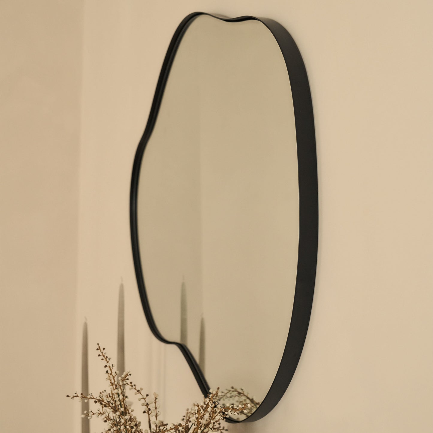 Miroir Mural Ava - Design Organique Irrégulier avec Cadre Noir Mat - 100 x 70 cm